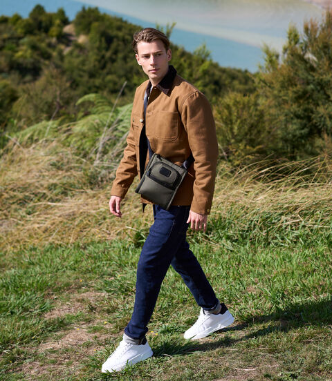 ALPHA Pocket Bag Small  lifestyle | TUMI