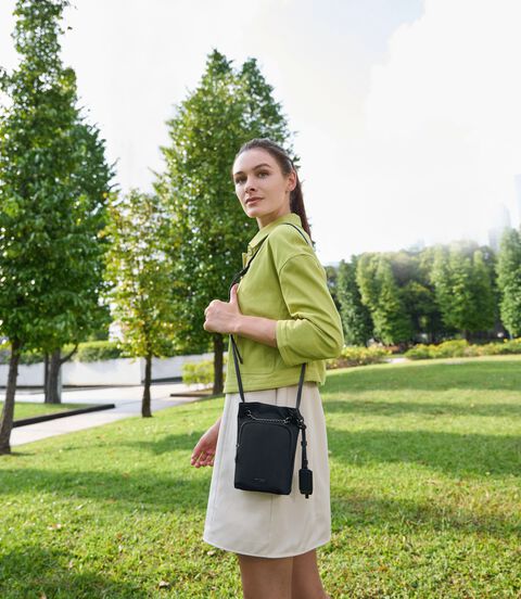 VOYAGEUR Dominica Crossbody  lifestyle | TUMI