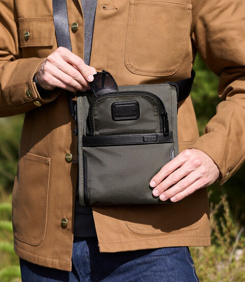 ALPHA Pocket Bag Small  lifestyle | TUMI