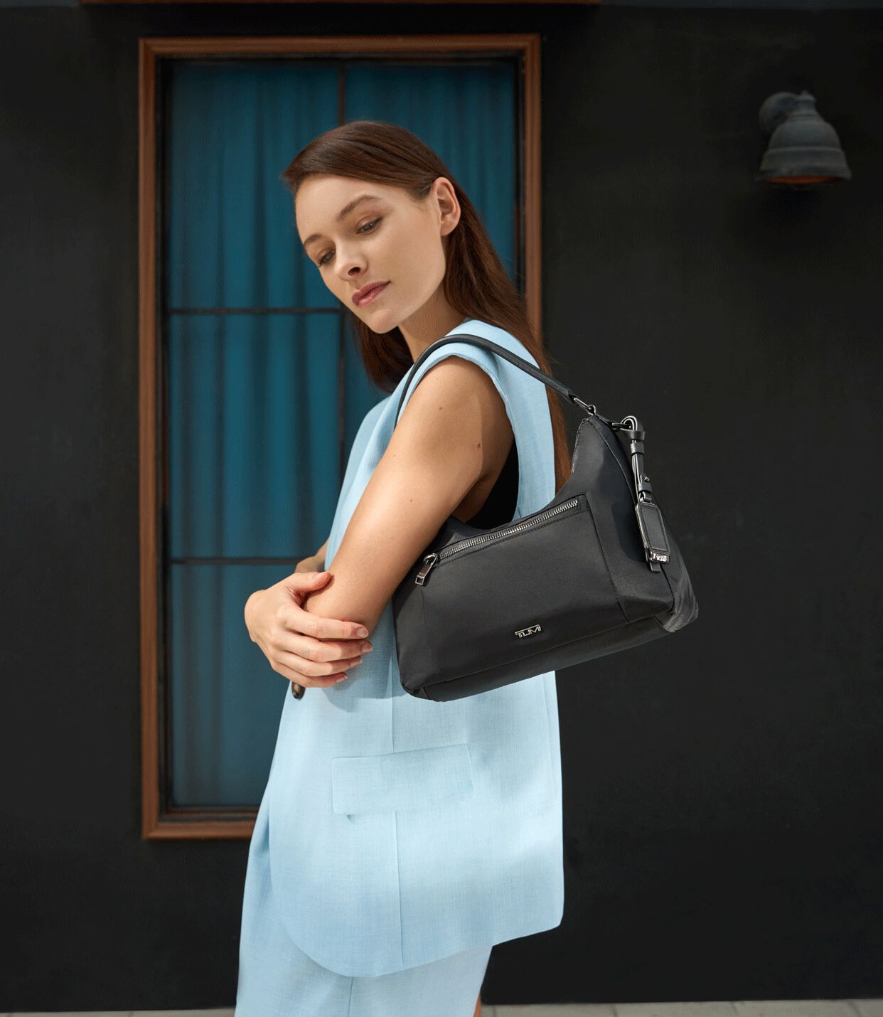 りんご 　TUMI VOYAGEUR 「アデレード」ホーボー・クロスボディ Amazon.com: TUMI - Voyageur Adelaide Hobo Crossbody - Sling Bag